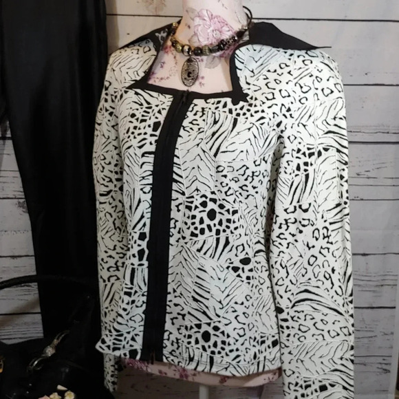 Women's pants and long sleeve top outfit - Picture 2 of 15